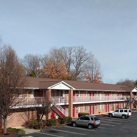 Affordable Suites Charlottesville Bagian luar foto