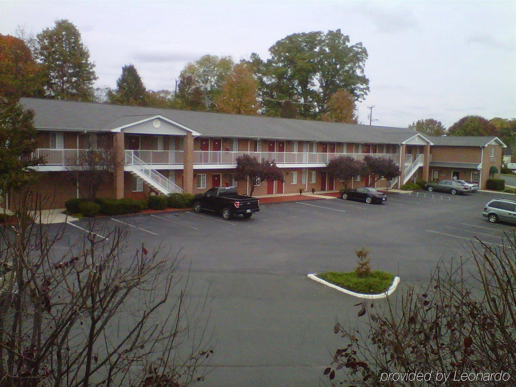 Affordable Suites Charlottesville Bagian luar foto