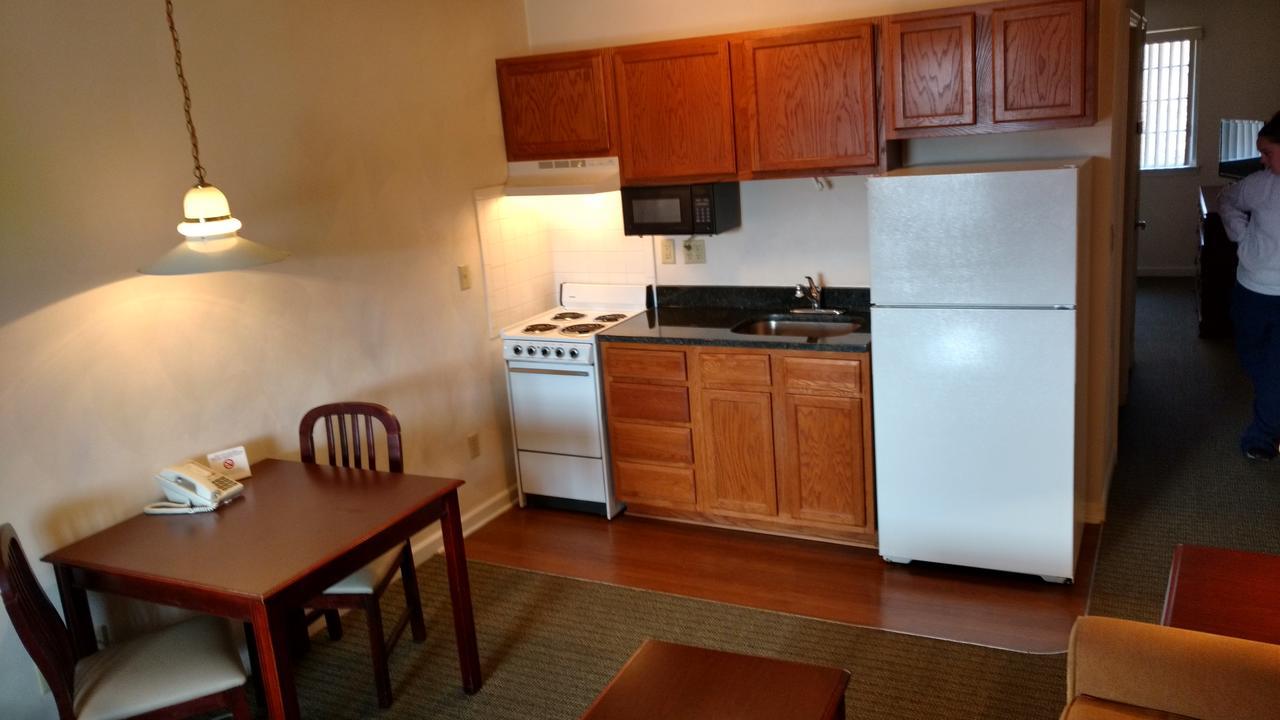 Affordable Suites Charlottesville Bagian luar foto