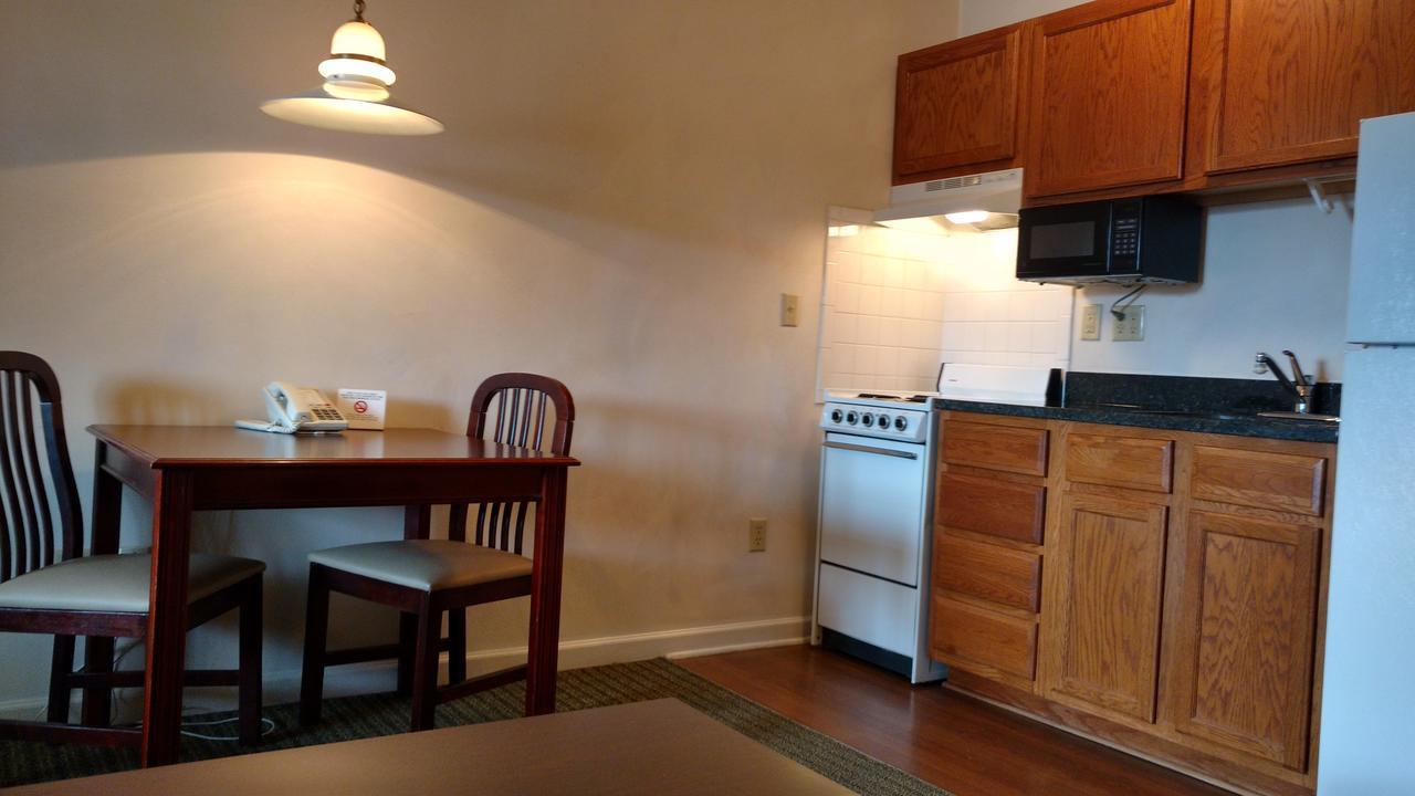 Affordable Suites Charlottesville Bagian luar foto