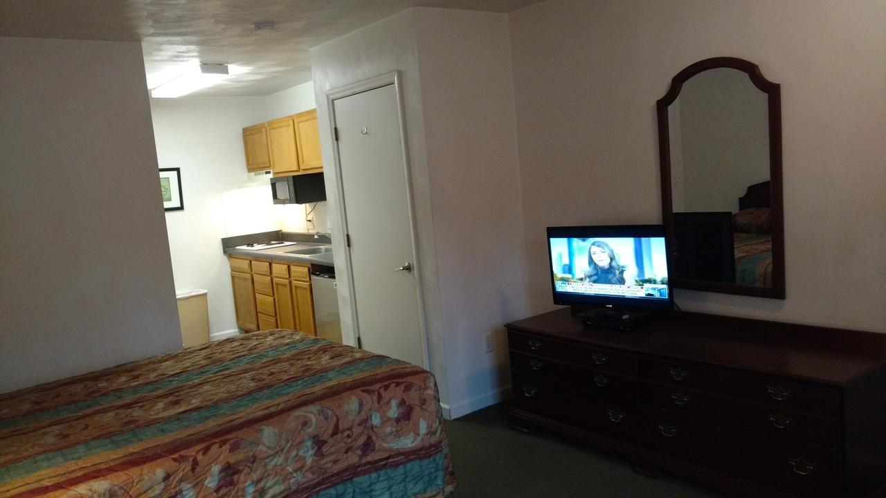 Affordable Suites Charlottesville Bagian luar foto