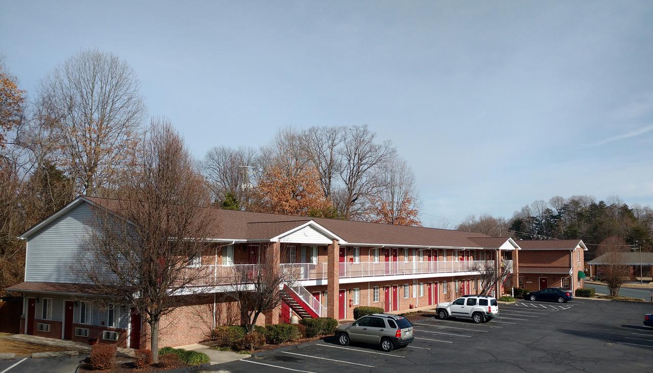 Affordable Suites Charlottesville Bagian luar foto
